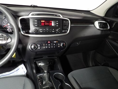 Used 2017 Kia Sorento L FWD image 12