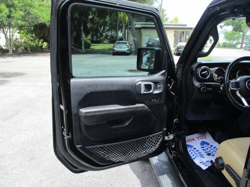 Used 2018 Jeep Wrangler Unlimited Sahara AWD/4WD image 20
