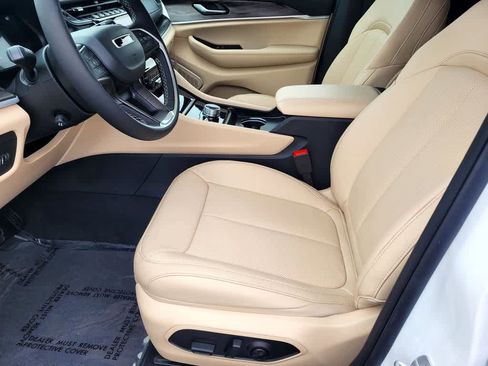 New 2025 Jeep Grand Cherokee Limited w/ Luxury Tech Group II image 17