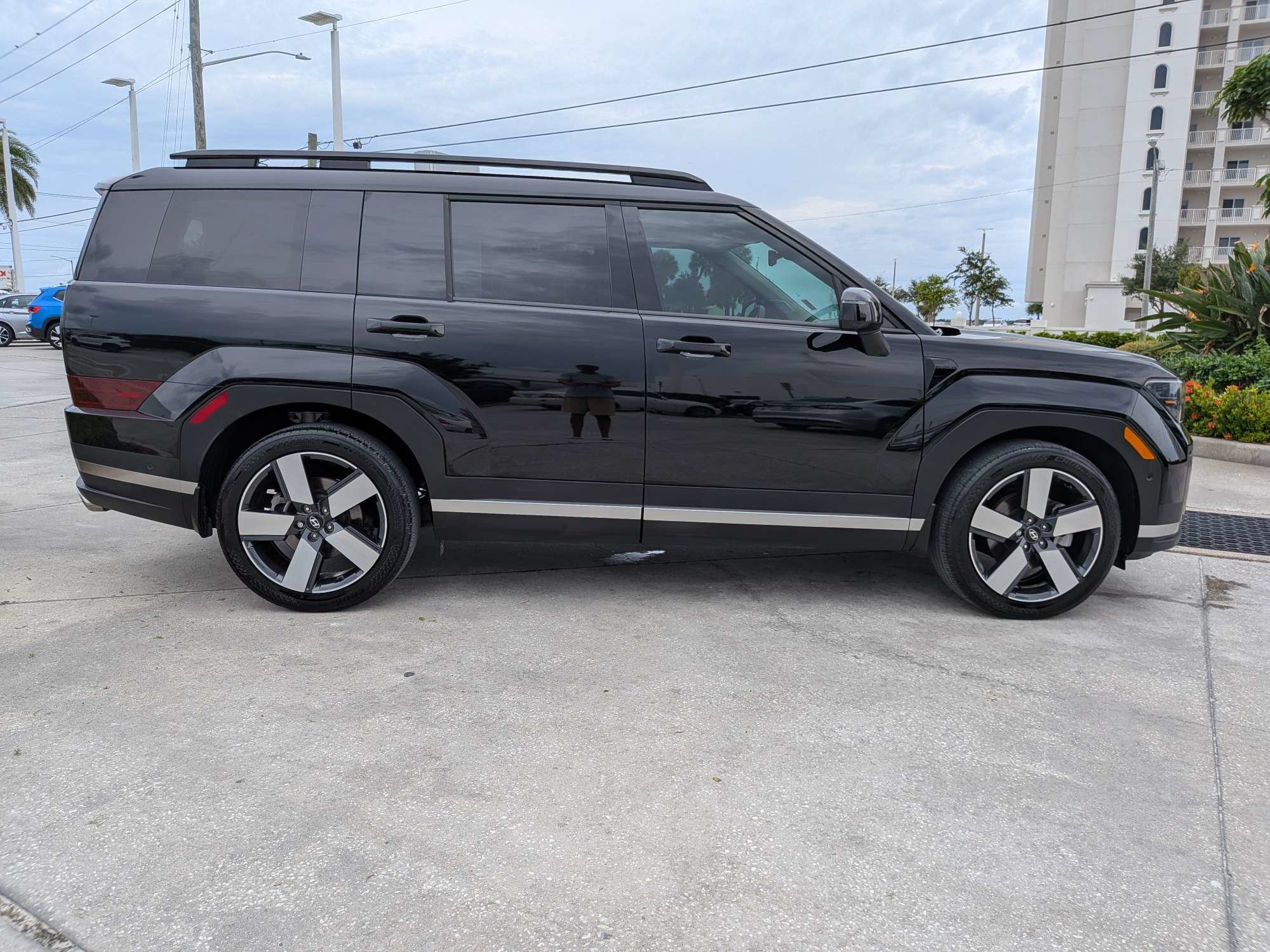 Used 2024 Hyundai Santa Fe Limited FWD image 2