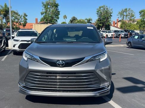 Used 2026 Toyota Sienna Limited FWD image 4
