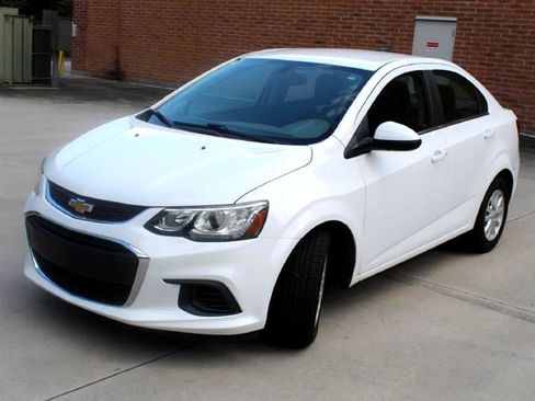 Used 2017 Chevrolet Sonic LT image 2