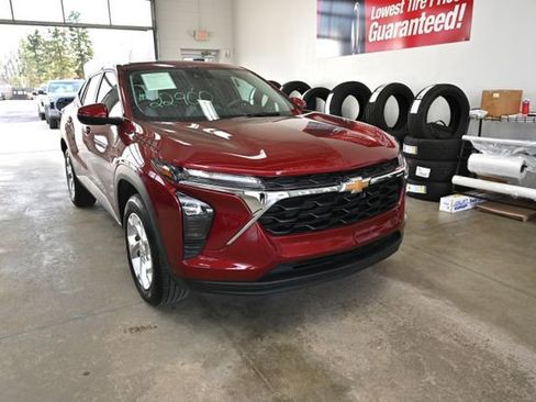 Used 2025 Chevrolet Trax LS w/ LS Convenience Package image 3