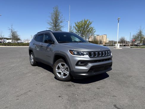 Used 2023 Jeep Compass Latitude image 1
