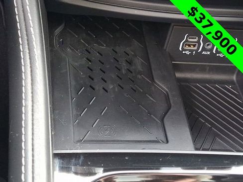 Used 2025 Chrysler Pacifica Premium image 27