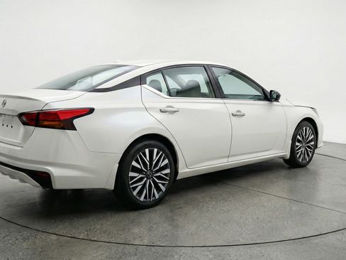Used 2025 Nissan Altima 2.5 SV image 9