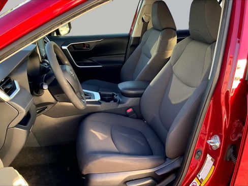 Used 2019 Toyota RAV4 LE FWD image 7