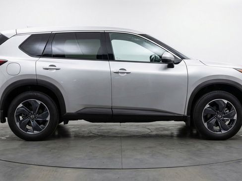 Used 2025 Nissan Rogue SV image 11