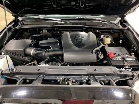 Used 2020 Toyota Tacoma SR5 AWD/4WD image 10