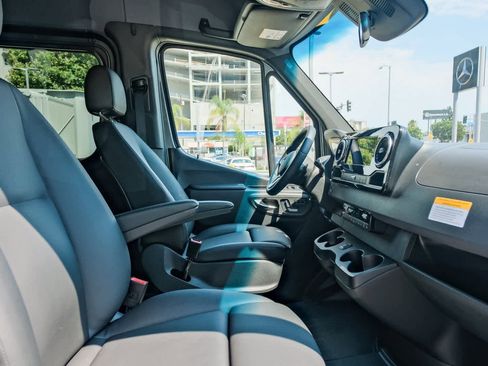 Used 2024 Mercedes-Benz Sprinter 2500 image 13
