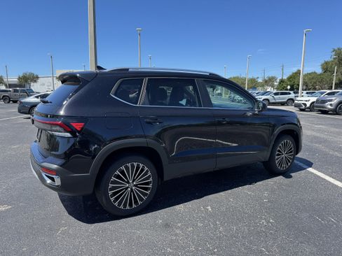 New 2025 Volkswagen Taos SE image 3