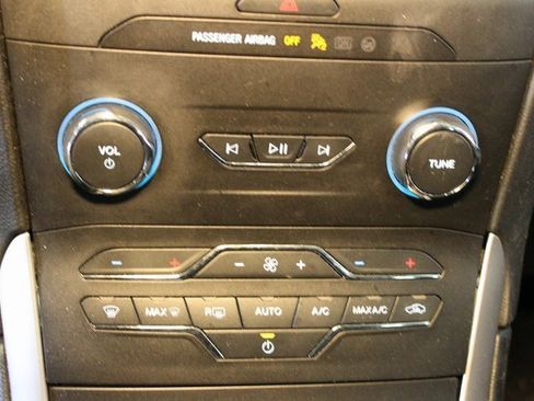 Used 2019 Ford Edge SEL image 28