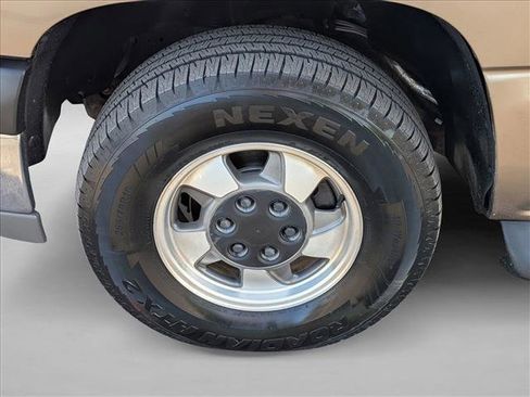 Used 2003 Chevrolet Suburban LS image 21