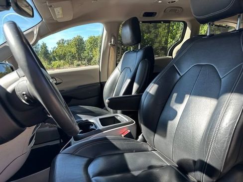Used 2022 Chrysler Pacifica Touring-L FWD image 13