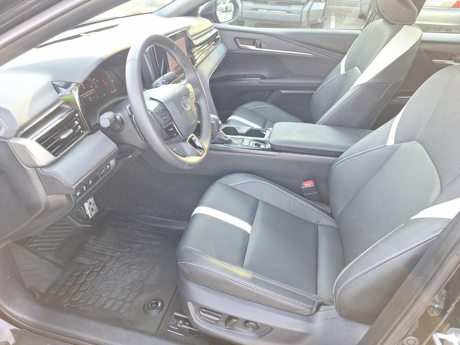 Used 2025 Toyota Camry SE w/ Convenience Package FWD image 15