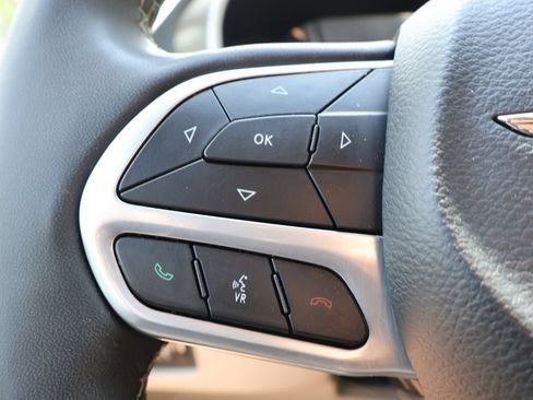 Used 2024 Chrysler Pacifica Touring-L FWD image 16