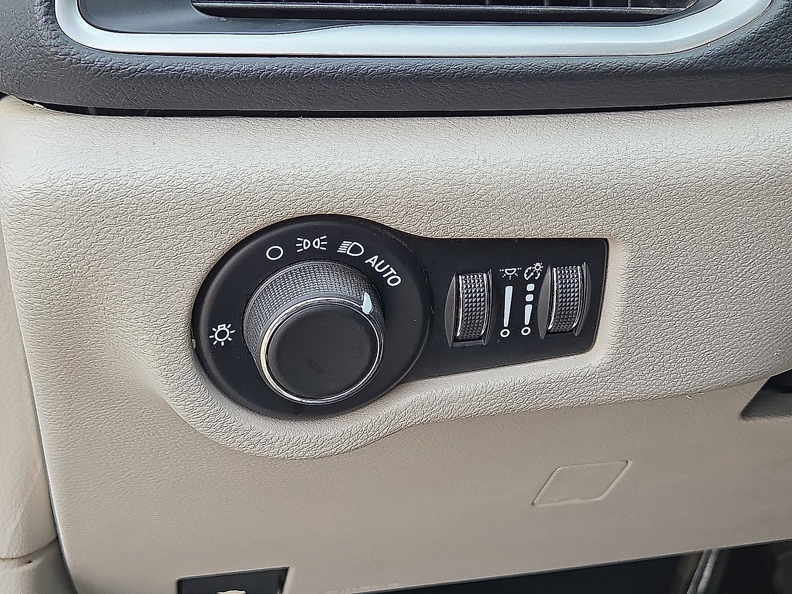 Used 2024 Chrysler Voyager LX FWD image 25