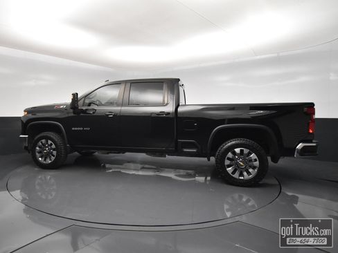 Used 2024 Chevrolet Silverado 2500 LT AWD/4WD image 3