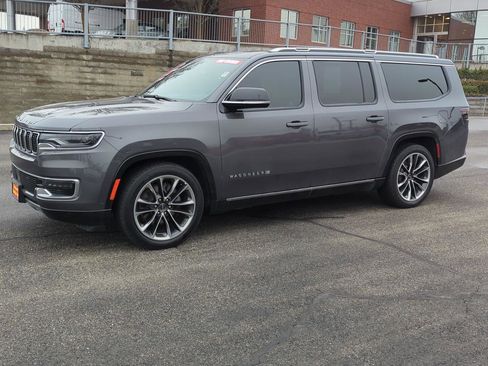 Used 2023 Jeep Wagoneer L Series III w/ Premium Group I image 3