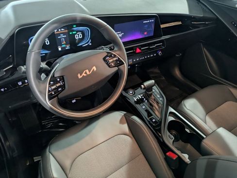 Used 2025 Kia Niro EX image 12