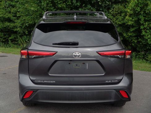 Used 2022 Toyota Highlander XLE AWD/4WD image 6