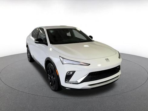 Used 2025 Buick Envista Sport Touring image 3