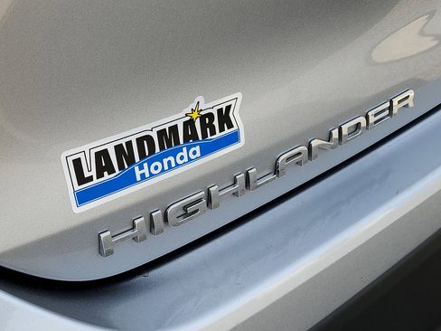 Used 2024 Toyota Highlander XLE image 32