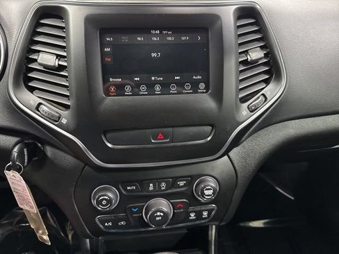 Used 2019 Jeep Cherokee Latitude w/ Popular Appearance Group AWD/4WD image 16