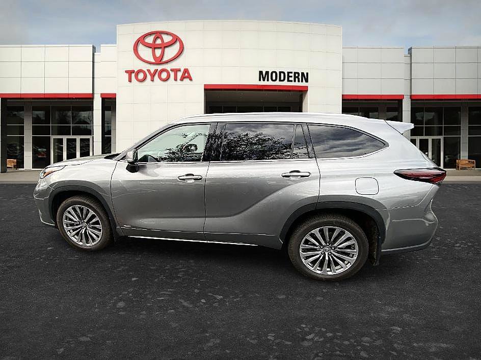 Used 2025 Toyota Highlander Limited AWD/4WD image 2
