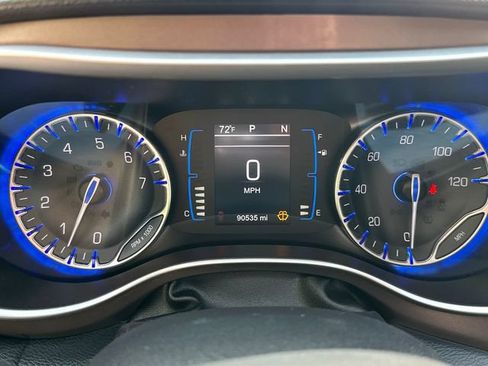 Used 2017 Chrysler Pacifica Touring-L FWD image 25
