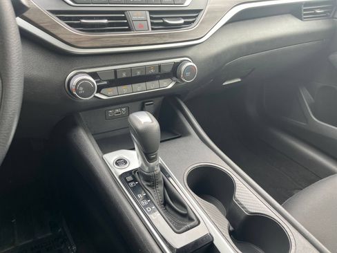 Used 2025 Nissan Altima 2.5 SV FWD image 41