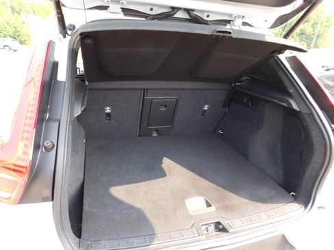 Used 2021 Volvo XC40 T4 Momentum FWD image 10