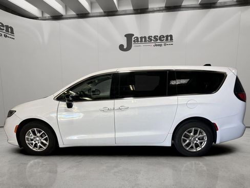 Used 2024 Chrysler Pacifica Touring-L FWD image 2