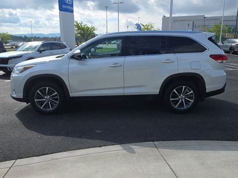 Used 2019 Toyota Highlander XLE AWD/4WD image 3