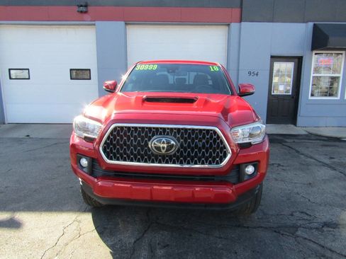 Used 2018 Toyota Tacoma TRD Sport image 6