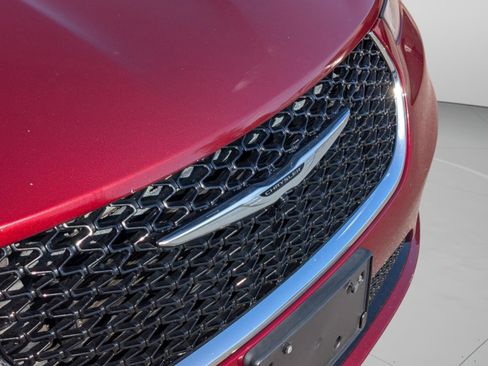 Used 2021 Chrysler Pacifica Touring-L image 24