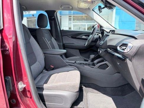 Used 2022 Chevrolet TrailBlazer LT w/ Confidence II Package FWD image 10