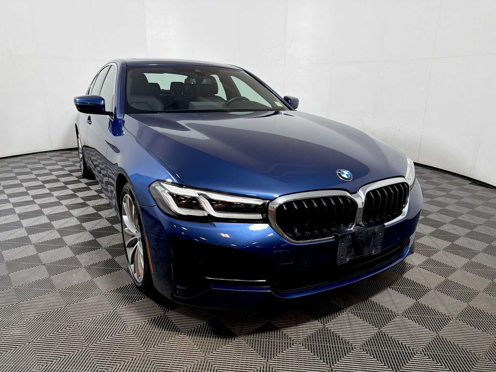 Used 2023 BMW 530i xDrive w/ Convenience Package AWD/4WD image 2