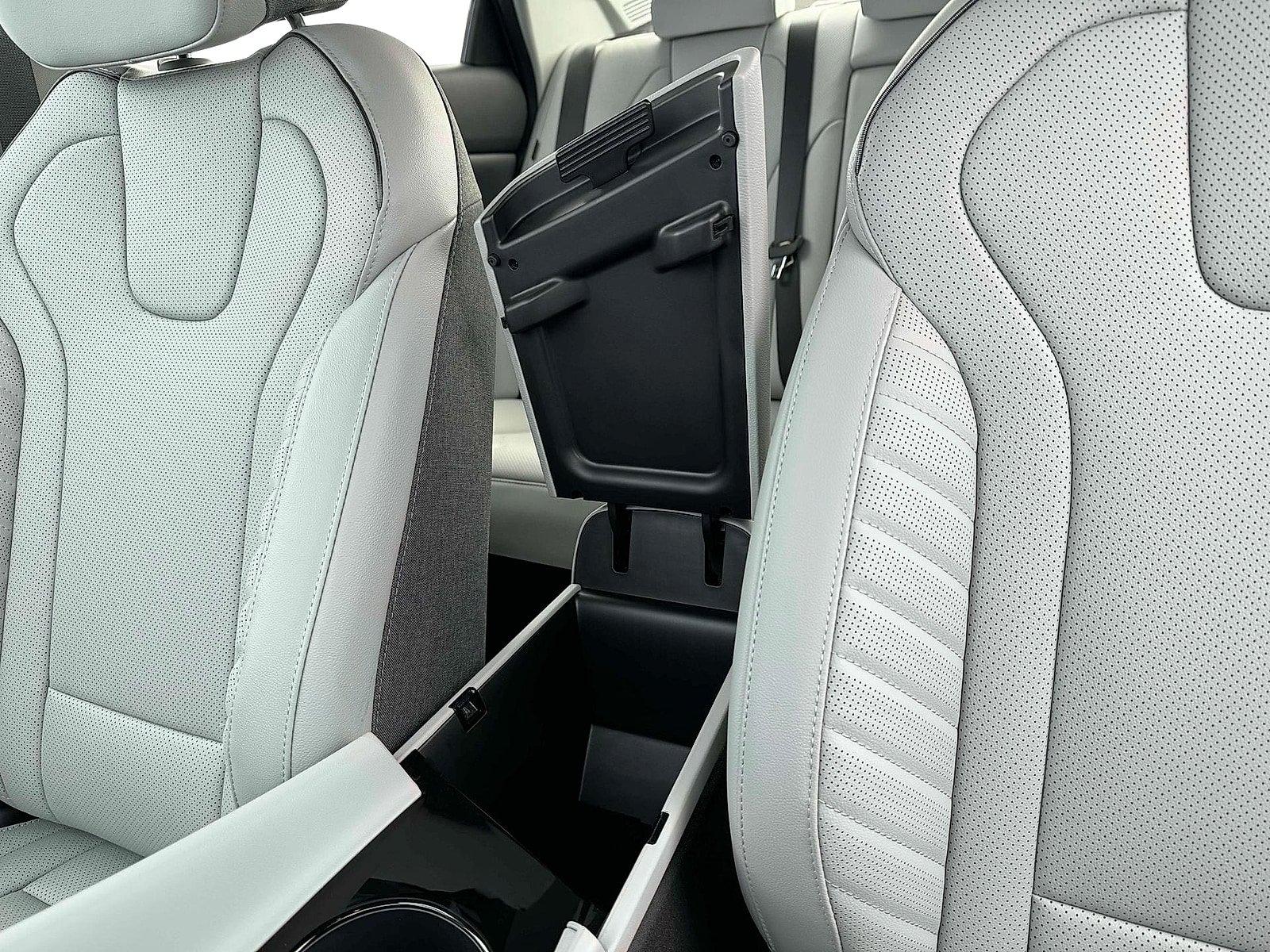 Used 2025 Hyundai Elantra Limited FWD image 19