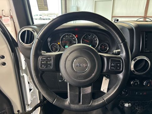 Used 2016 Jeep Wrangler Unlimited Sahara w/ Connectivity Group image 9