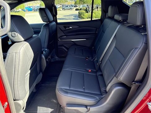 Used 2025 Chevrolet Traverse LT w/ Driver Confidence Package image 12