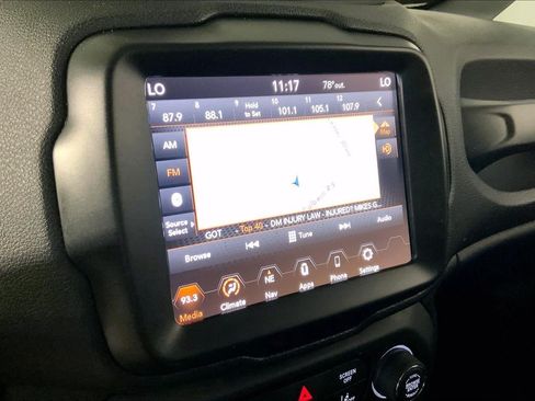 Used 2023 Jeep Renegade Latitude AWD/4WD image 6