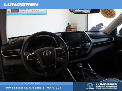 Used 2022 Toyota Highlander XLE AWD/4WD image 17