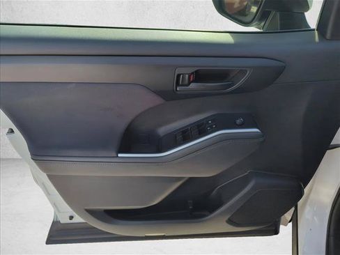Certified 2024 Toyota Highlander LE FWD image 10