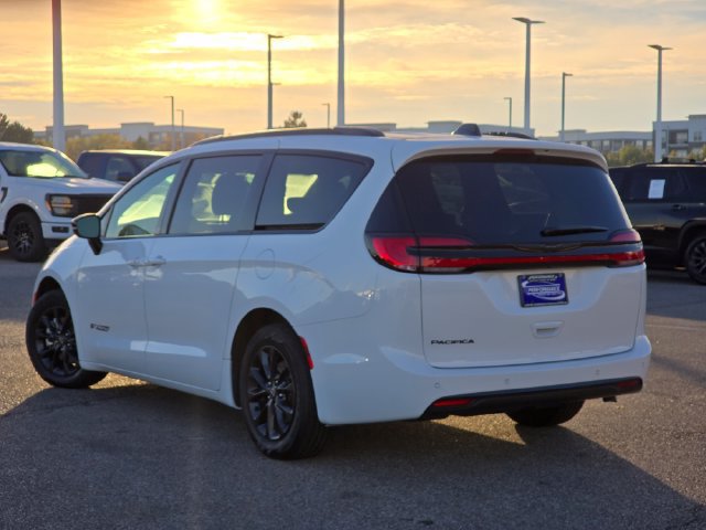 Certified 2025 Chrysler Pacifica Select w/ Fav Edition Package FWD image 24
