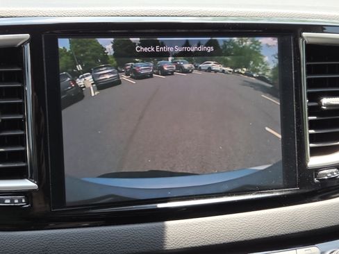 Used 2024 Chrysler Pacifica Touring-L FWD image 9