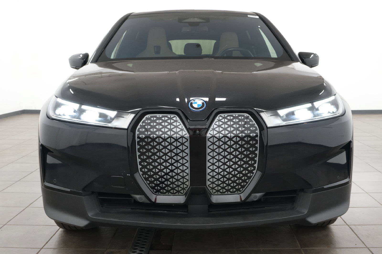 Used 2024 BMW iX xDrive50 w/ Premium Package AWD/4WD image 7