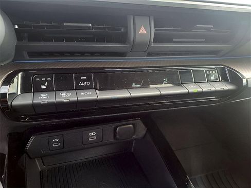 Used 2024 Toyota Prius XLE FWD image 14