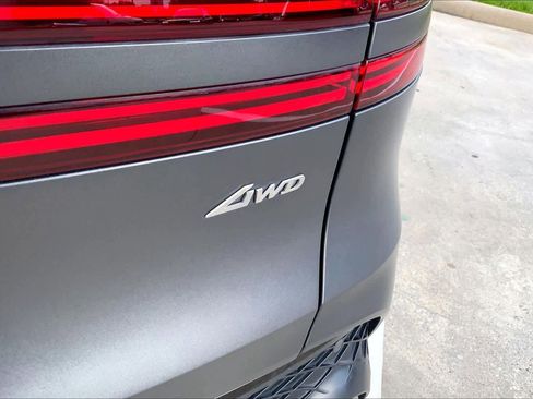 Used 2022 Genesis GV70 2.5T w/ Sport Prestige Package image 9