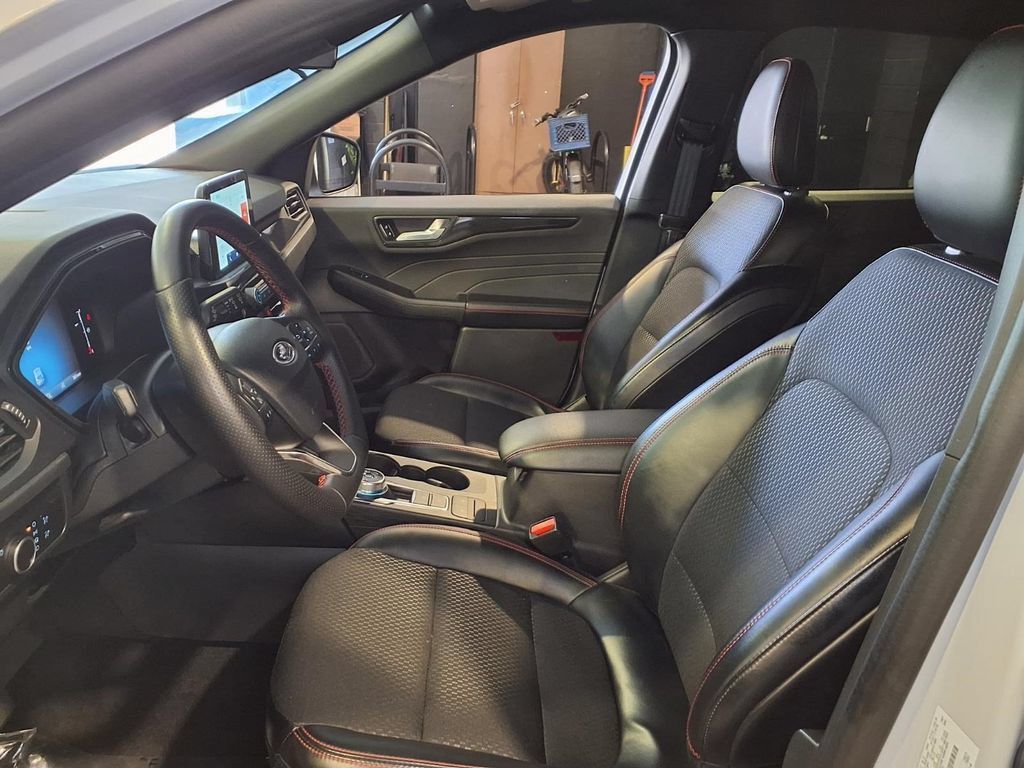 Used 2025 Ford Escape ST-Line FWD image 18